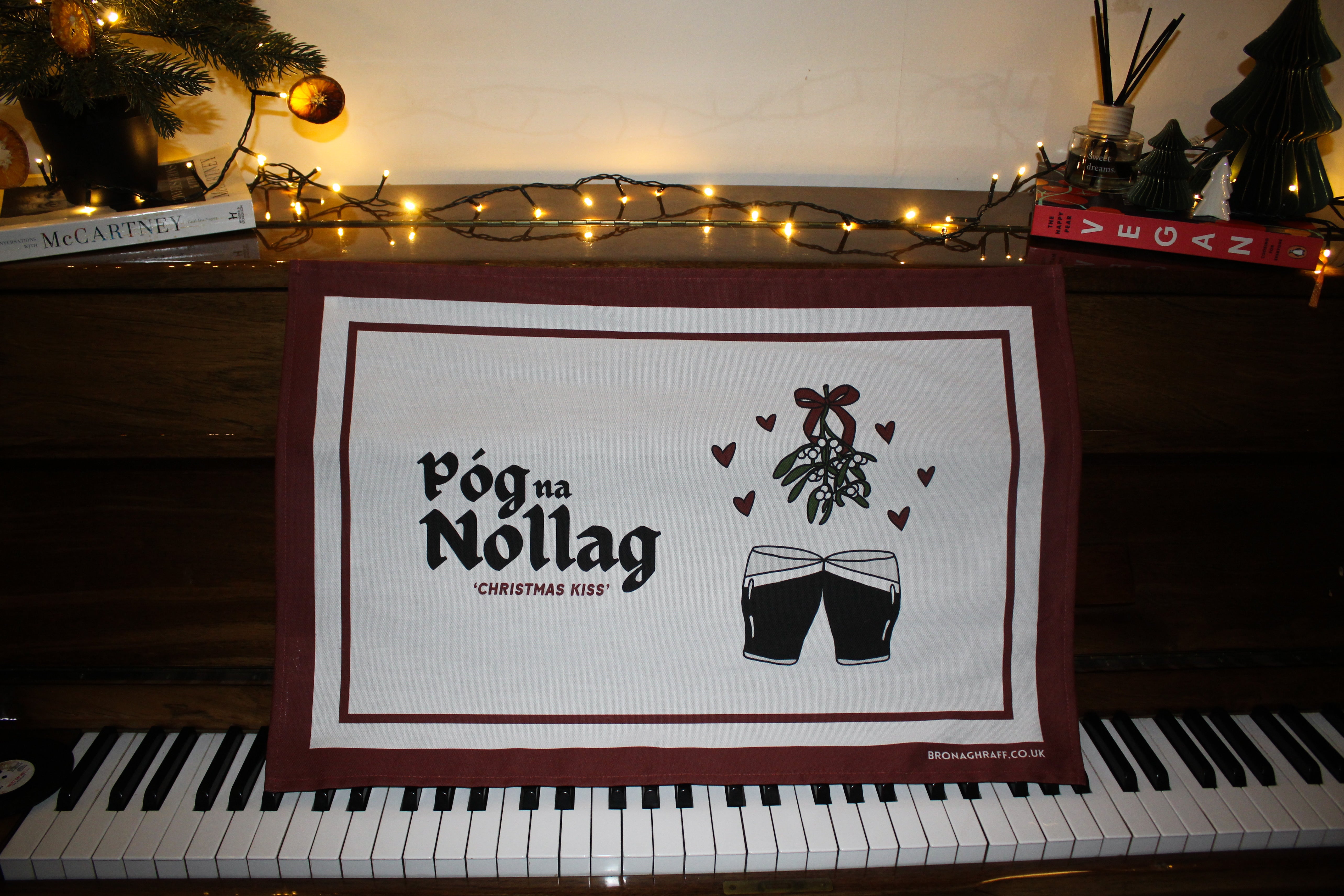 Póg na Nollag – Christmas Kiss Tea Towel