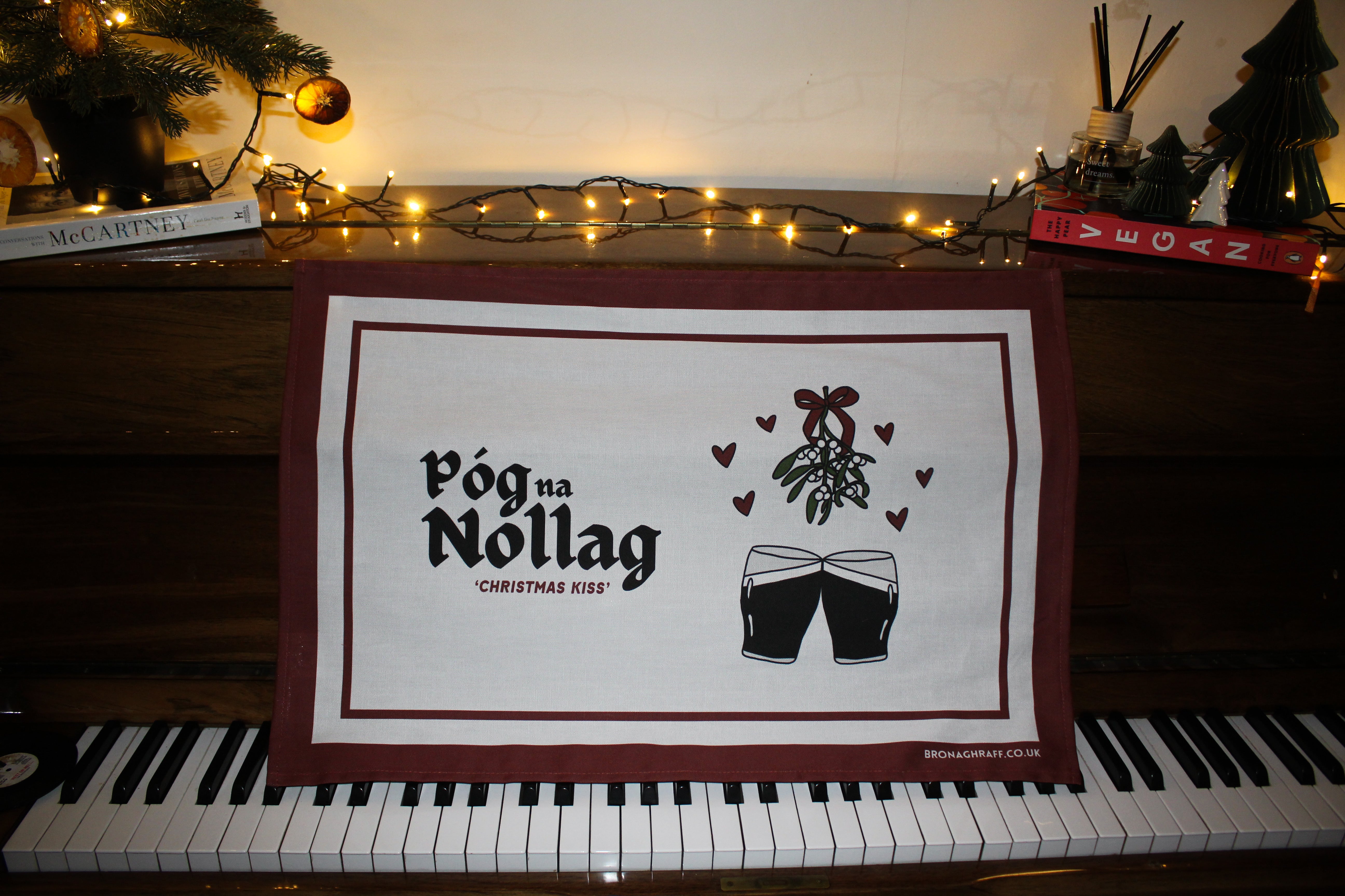 Póg na Nollag – Christmas Kiss Tea Towel